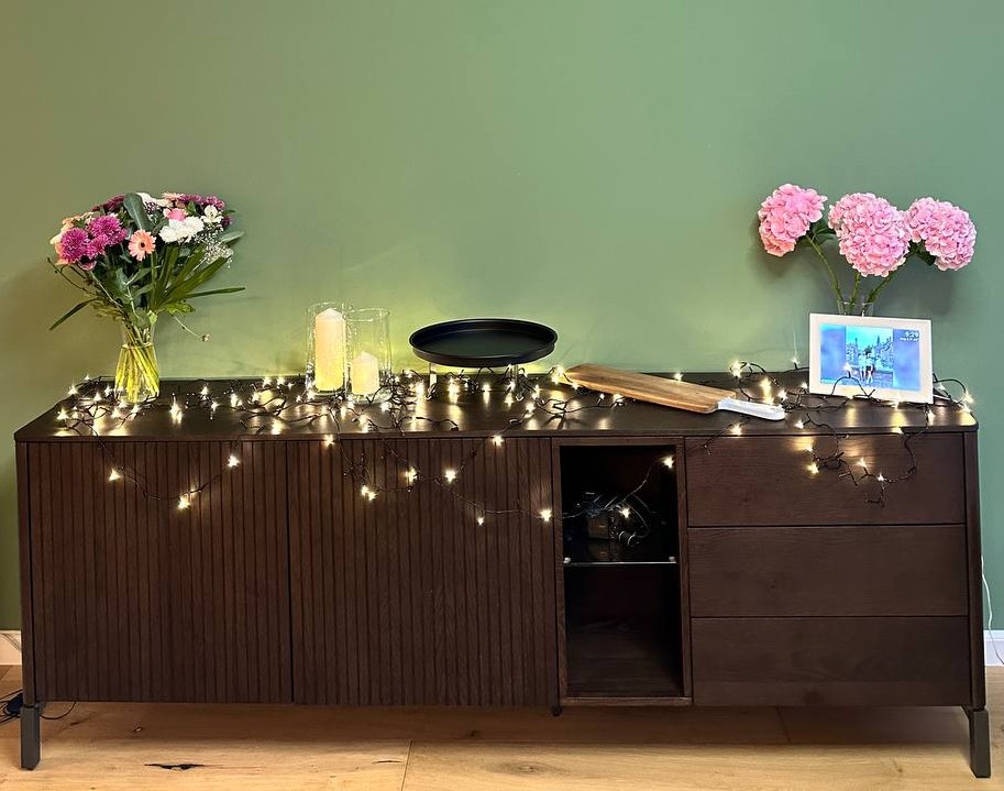 Console met bloemen en warm licht gestyled door Ava Floral Design